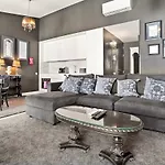 Vintage 1-bedroom Oasis Center
