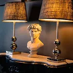 Vintage 1-bedroom Oasis Center *