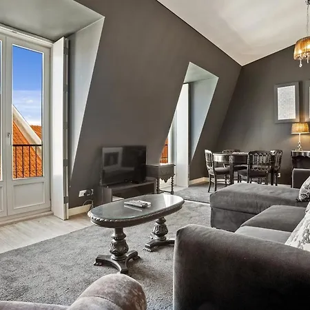 Vintage 1-bedroom Oasis Center Daire