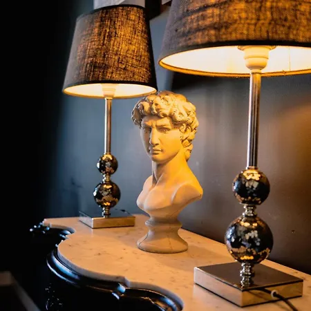 Vintage 1-bedroom Oasis Center Daire